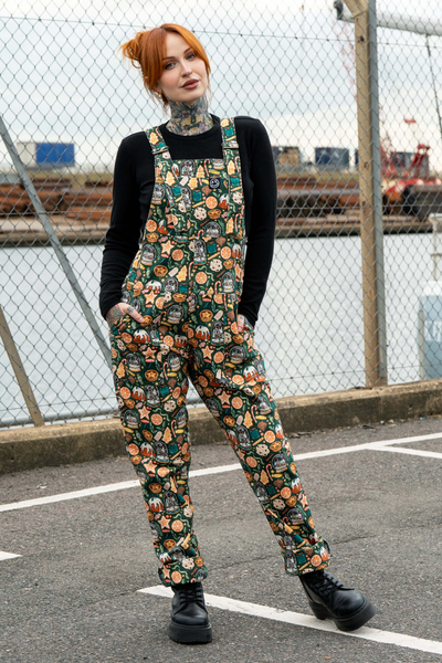 Juleinspirerede smækbukser fra Rebel Romance – print med småkager, appelsiner og honningkagehuse.