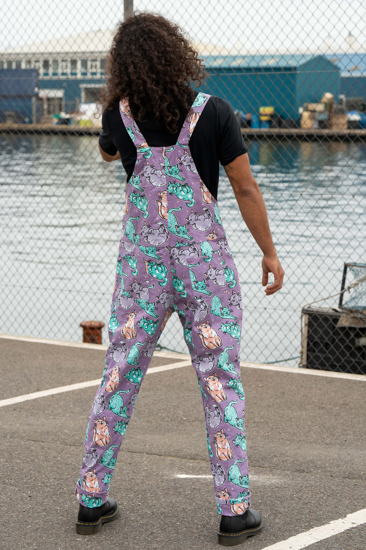 Mandlig model set bagfra i Rebel Romance Purrfect Cats dungarees