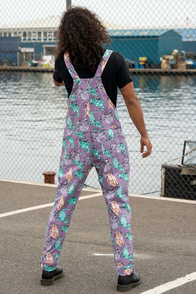 Mandlig model set bagfra i Rebel Romance Purrfect Cats dungarees