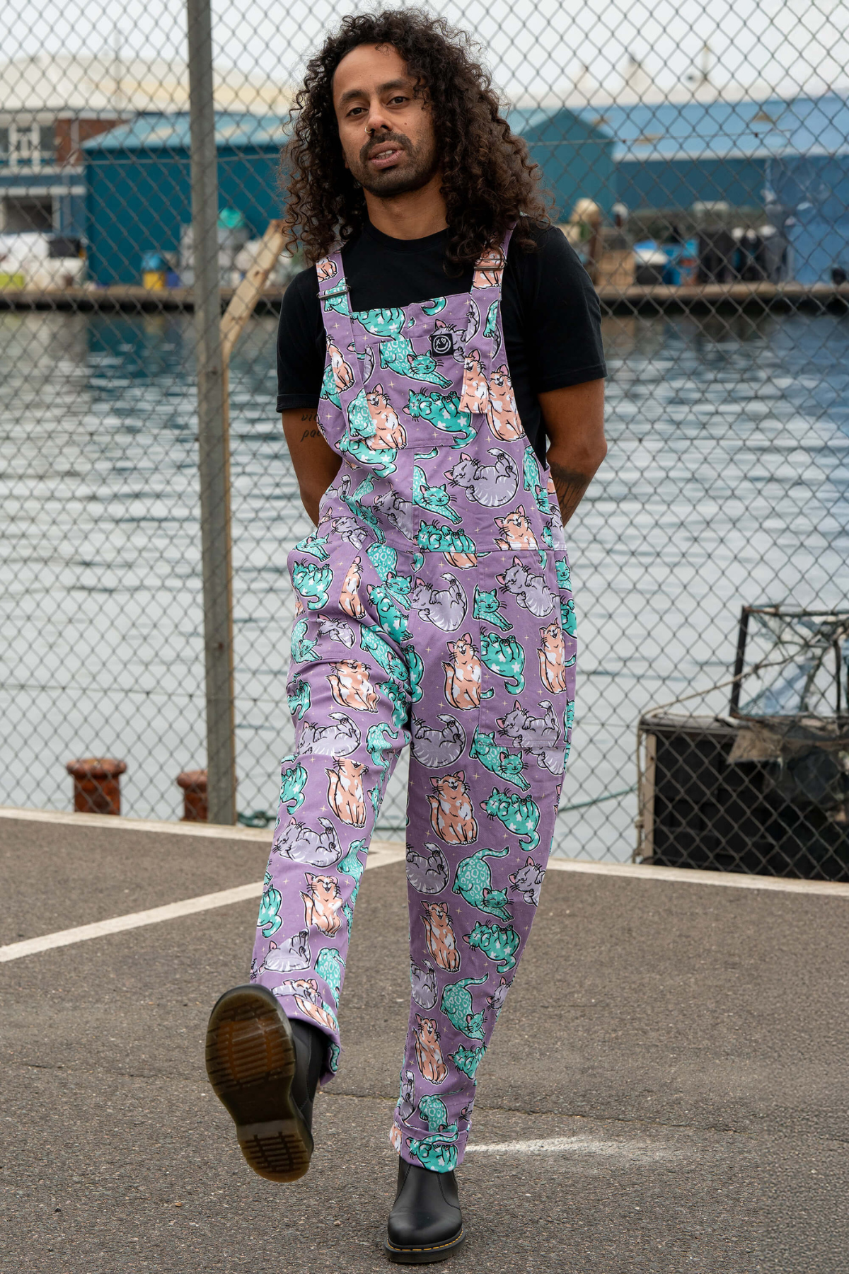 Mandlig model i lilla dungarees med katteprint – sjovt posebillede