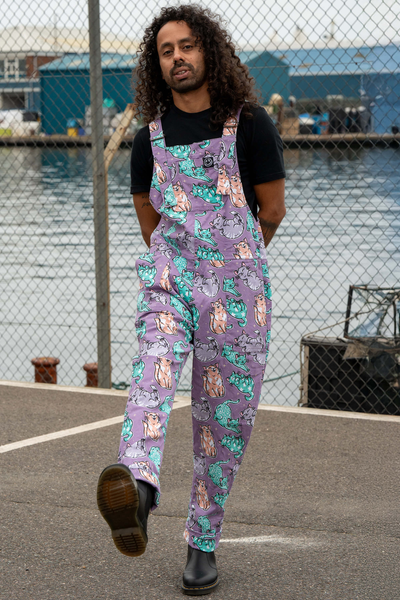 Mandlig model i lilla dungarees med katteprint – sjovt posebillede