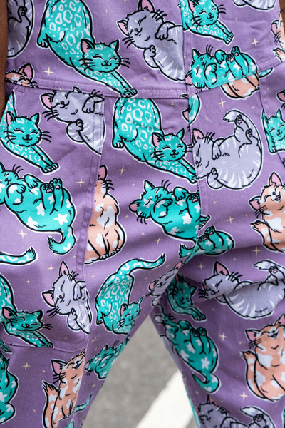 Close-up af katteprint på stretch twill stof i lilla nuancer