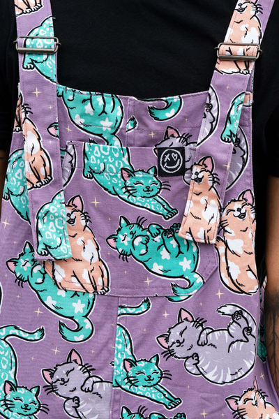 Detaljebillede af brystlomme med pastelkatteprint og Rebel Romance logo