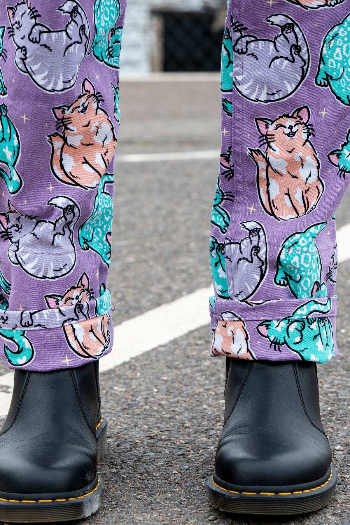 Detalje af bukseben med opsmøg og kattemønster i mint, fersken og grå