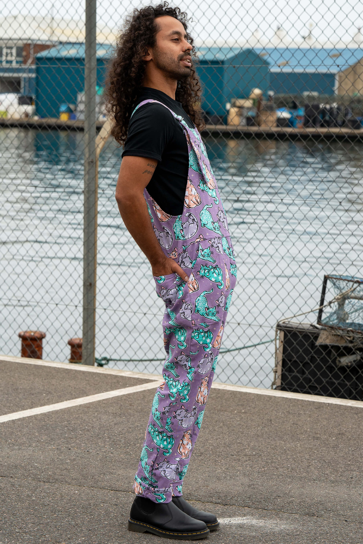 Mandlig model i profil iført Purrfect Cats dungarees – afslappet pose