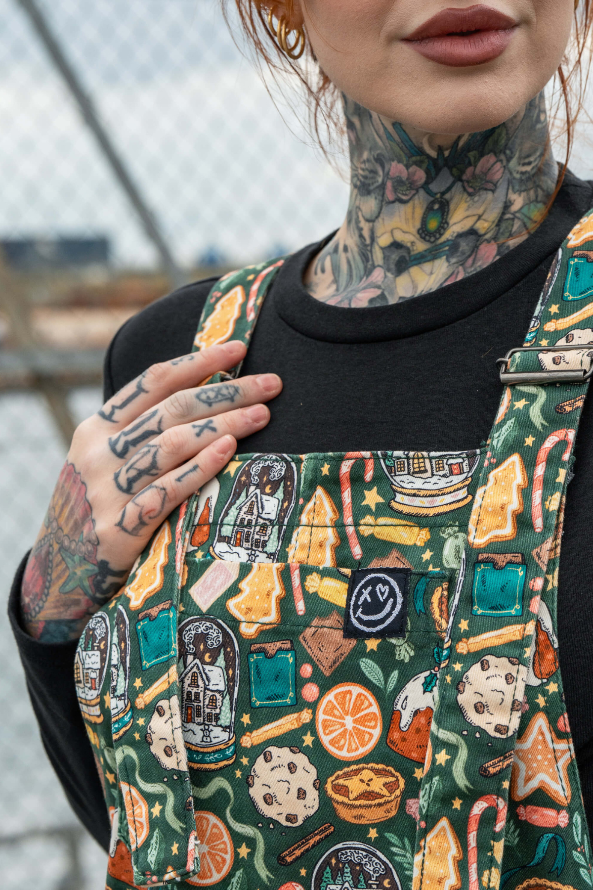 Detalje af brystlomme og stropper på Yuletide Treats smækbukser fra Rebel Romance.