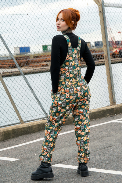 Bagside af Rebel Romance Yuletide Treats dungarees – unisex fit med justerbare stropper.
