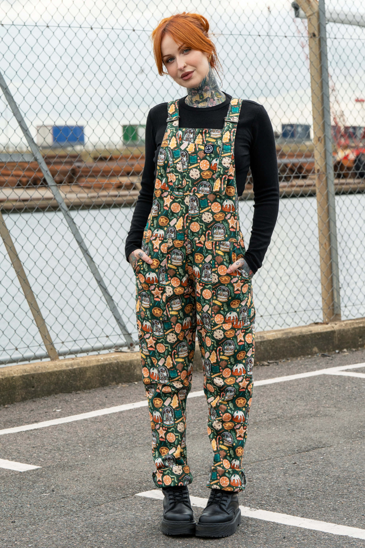 Model i grønne Rebel Romance Yuletide Treats smækbukser med juleprint – front look.