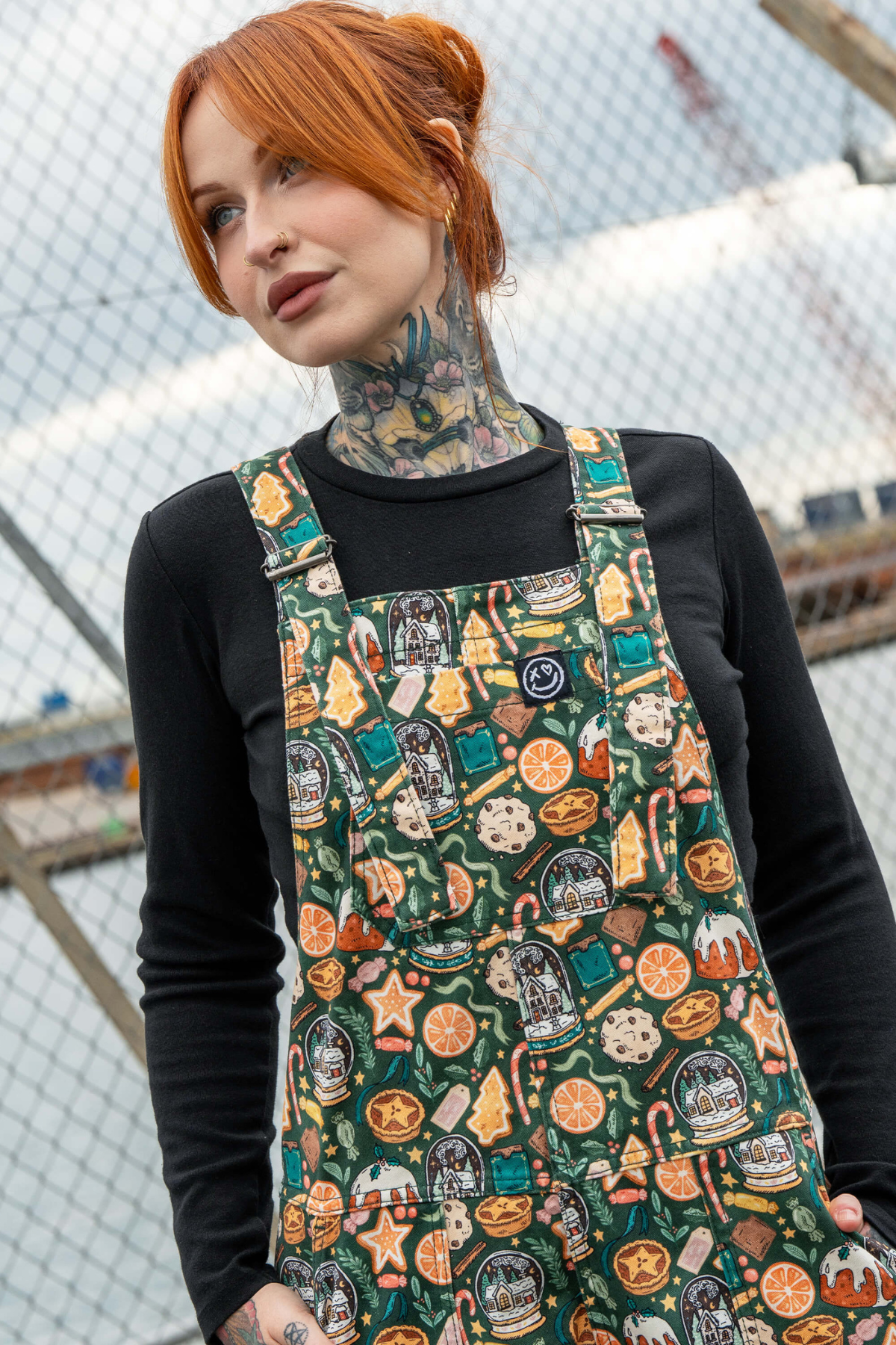 Nærbillede af Rebel Romance juleprint – småkager, appelsiner, slikstokke og honningkagehuse.