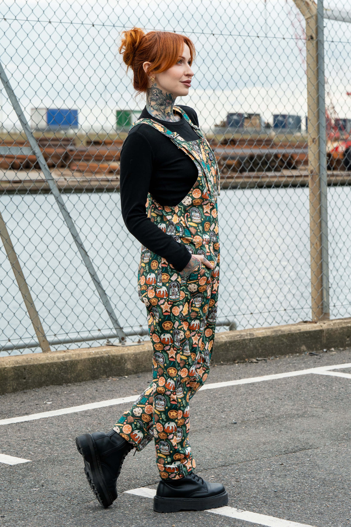 Sideprofil af Yuletide Treats smækbukser – grøn stretch-twill med julemotiver.