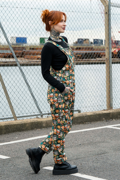 Sideprofil af Yuletide Treats smækbukser – grøn stretch-twill med julemotiver.