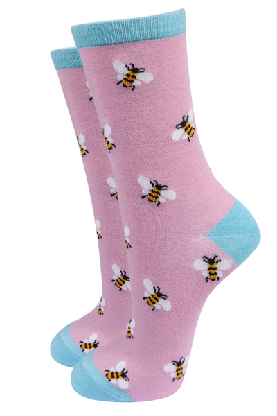 Lyserøde Sock Talk bambusstrømper med bi-print og lyseblå kant, hæl og tå – set skråt forfra.