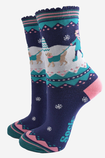 Bambusstrømper fra Sock Talk med vintermotiv af kvinde der går tur med hund – navy og pink farver