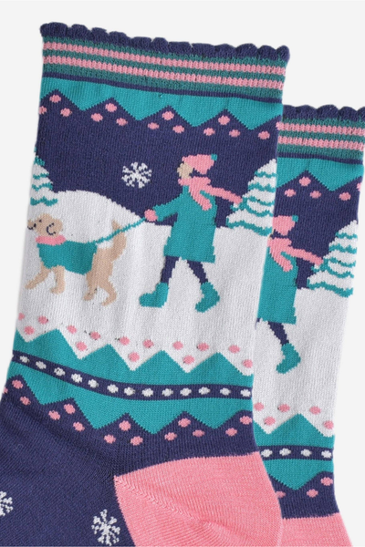 Close-up af vintermotiv med hund og sne på Sock Talk strømper