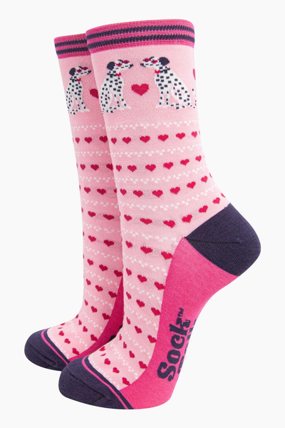 Lyserøde bambusstrømper med dalmatiner og hjerter – vinkelbillede