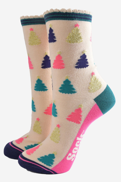 Beige bambusstrømper med farverige juletræer og grøn/pink hæl og tå