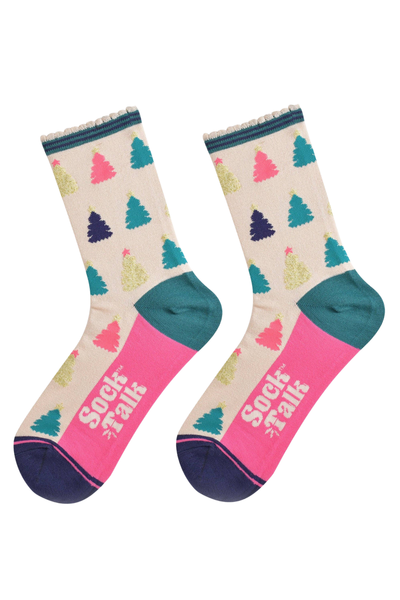 Juletræs-bambusstrømper fra Sock Talk lagt fladt med flerfarvet mønster