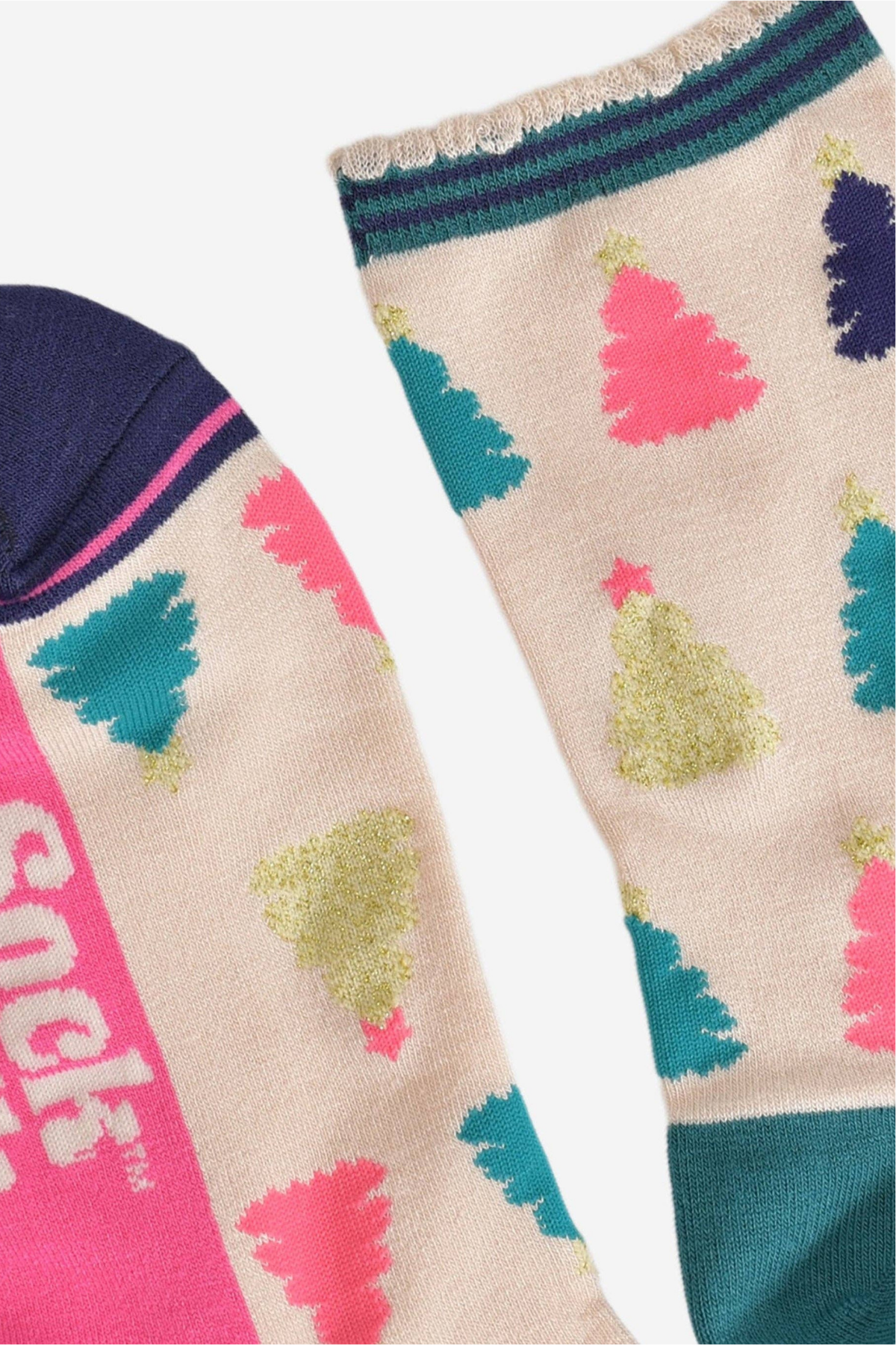 Detaljebillede af scalloped cuff og flerfarvet design på bambusstrømper