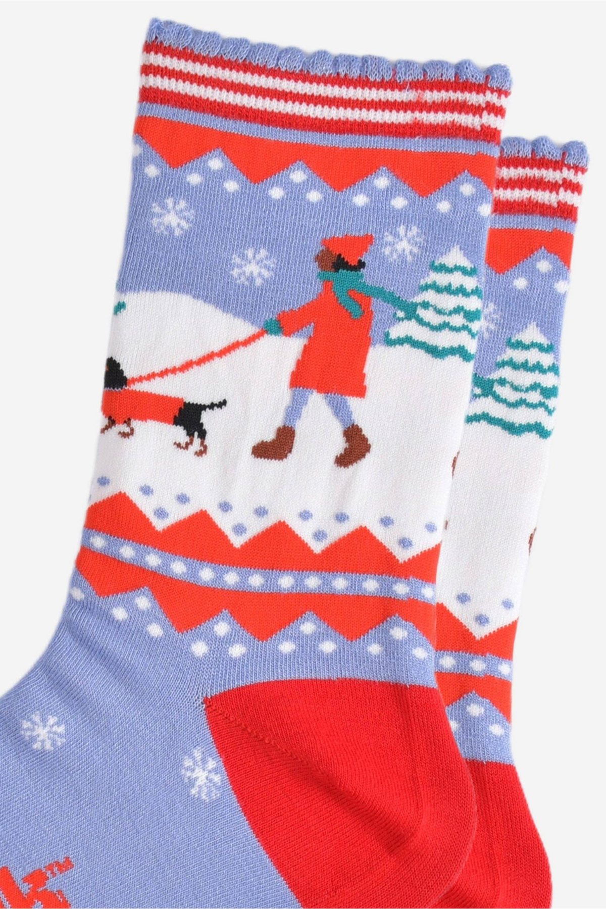 Nærbillede af mønster med kvinde, pølsehund og sne på bambusstrømper