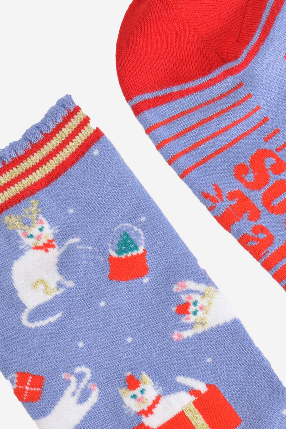 Nærbillede af rød stribet sål og julekattemotiv på blå bambusstrømper