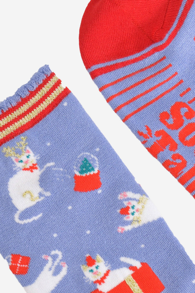 Nærbillede af rød stribet sål og julekattemotiv på blå bambusstrømper