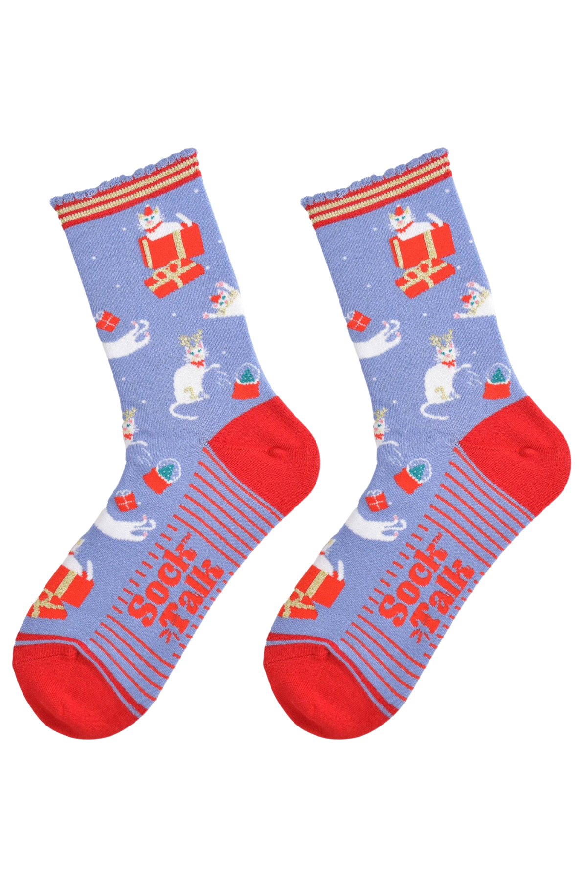 Fladt lay af pastelfarvede Sock Talk julekat-strømper med røde såler og gaveprint