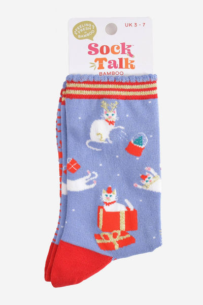 Sock Talk bambusstrømper med julekatte i pastelblå – pakket på originalt karton