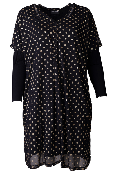 STUDIO Alma Dress set forfra uden model, sort mesh med guldprint.
