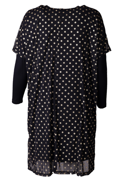 STUDIO Alma Dress set bagfra, sort mesh med guldprikker og elegant fald.