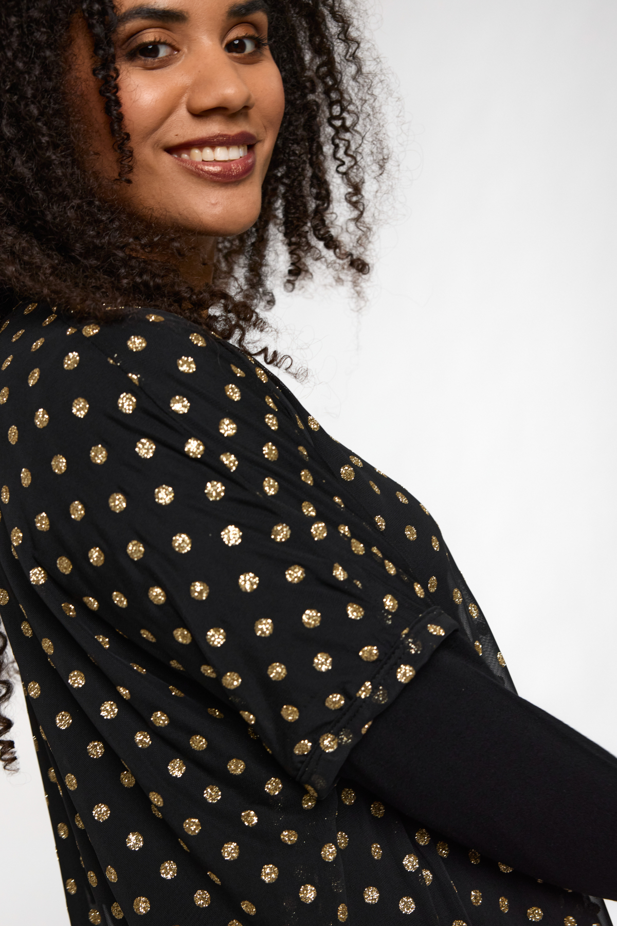 Nærbillede af skulder og stofstruktur på STUDIO Alma Dress sort/guld