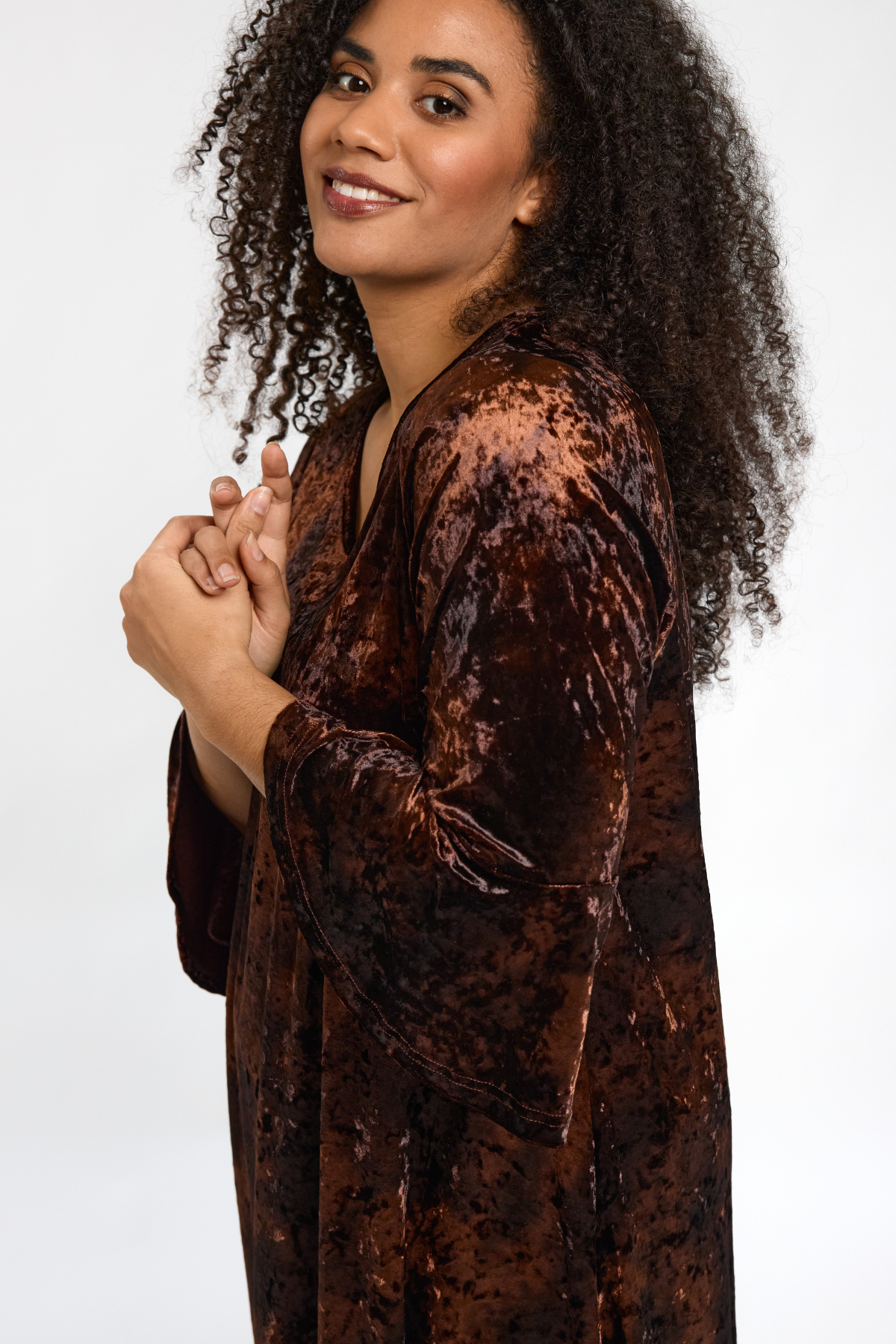 Nærbillede af model i STUDIO Helda Velourkjole – fokus på den bløde tekstur.