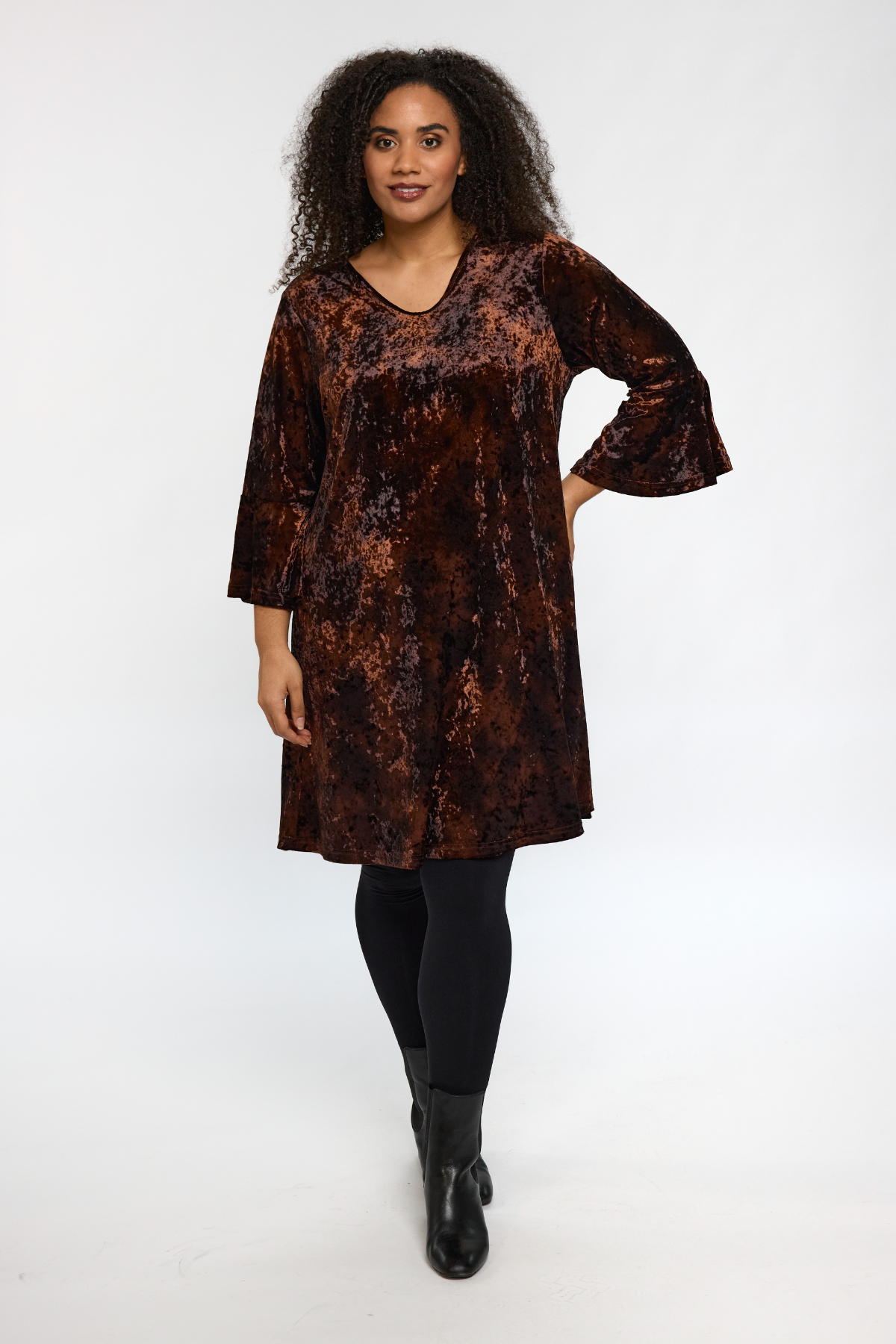 Model iført STUDIO Helda Velourkjole i brun velour, set forfra.