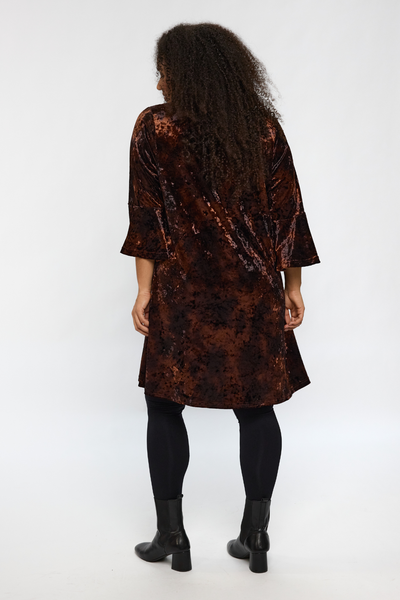 STUDIO Helda Velourkjole set bagfra – blødt brun velour med let glans.