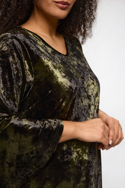 Nærbillede af overdel og ærme på STUDIO Helda Velourkjole i grøn.