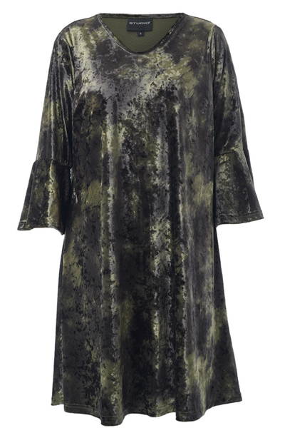 Produktfoto af STUDIO Helda Velourkjole grøn – set forfra.