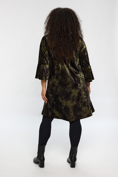 STUDIO Helda Velourkjole set bagfra på model – grøn velour med glans.