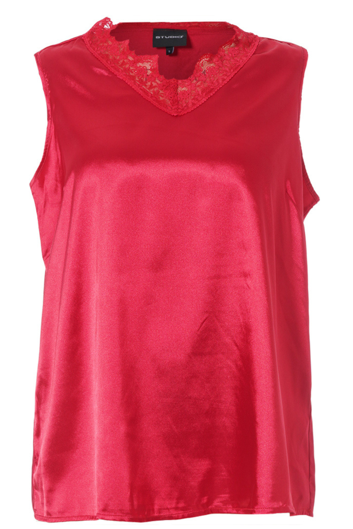 Ingrid top i rød fra STUDIO set forfra – satinlook med V-udskæring og blondekant.