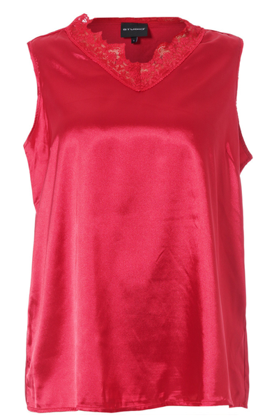 Ingrid top i rød fra STUDIO set forfra – satinlook med V-udskæring og blondekant.