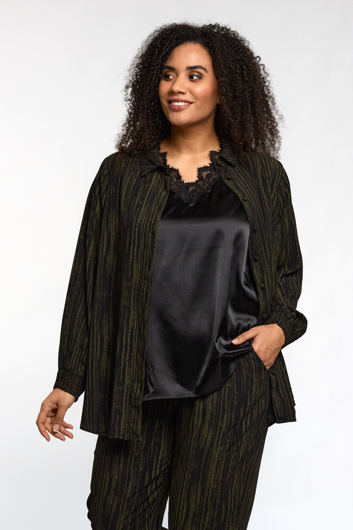 Model iført sort Ingrid top fra STUDIO med blondekant og satinlook – set forfra.