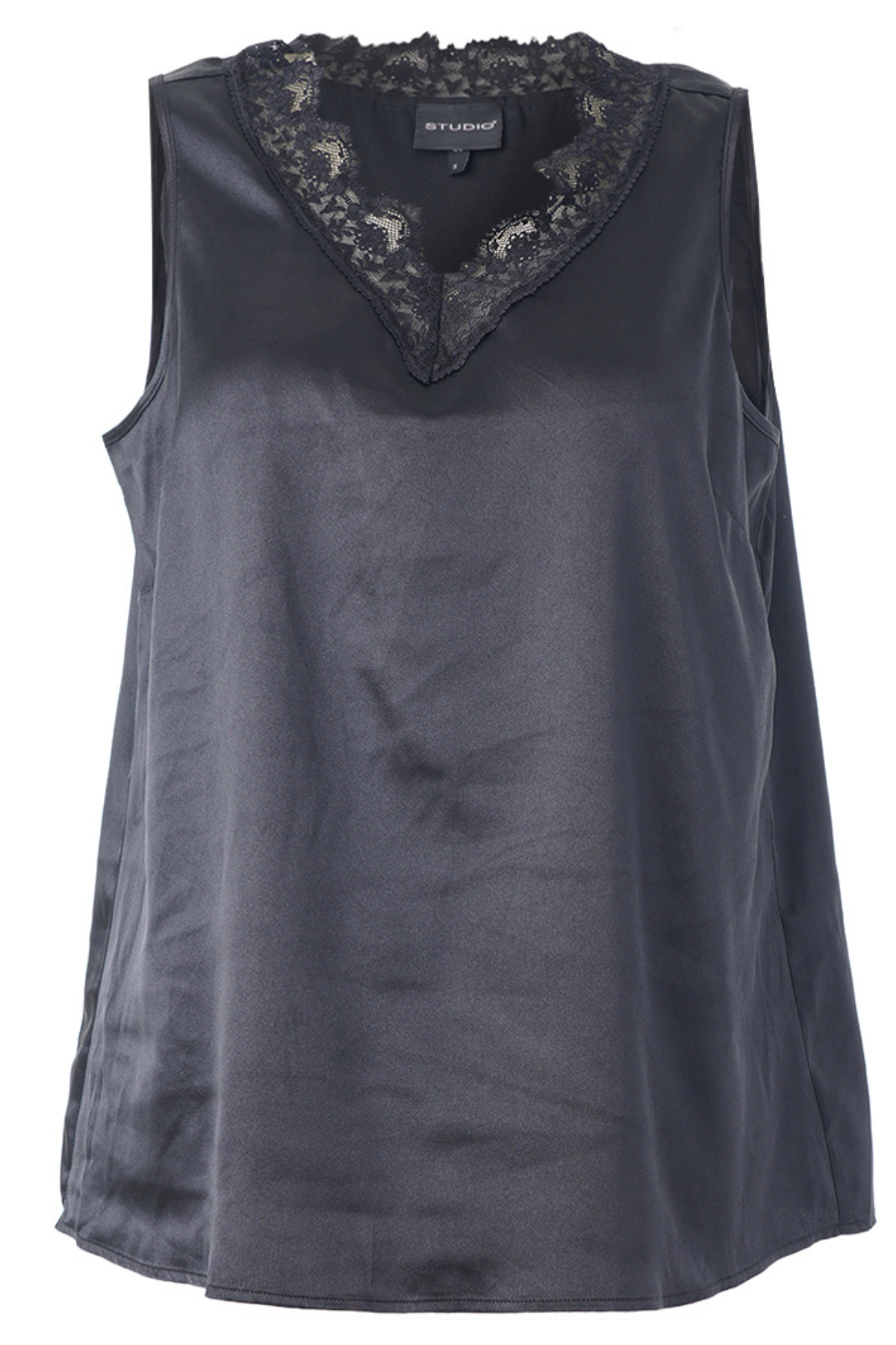 Ingrid top i sort fra STUDIO set forfra – V-udskæring med blondekant.