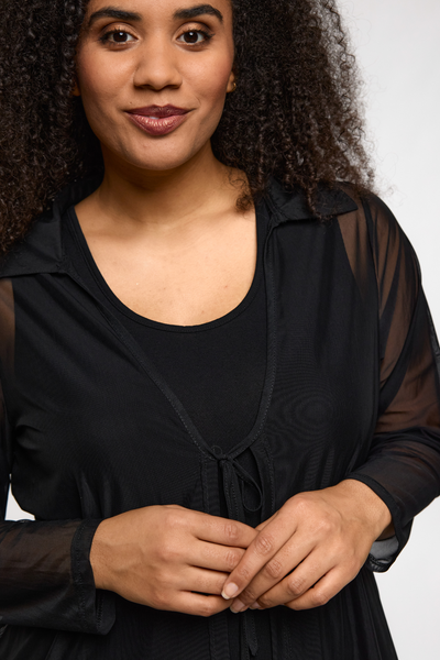 Nana Cardigan Sort fra STUDIO – model viser frontdetalje med båndlukning og meshstof.