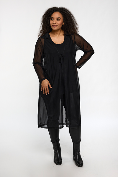 Model iført Nana Cardigan Sort fra STUDIO – langt åbent design i gennemsigtigt mesh med bindebånd.