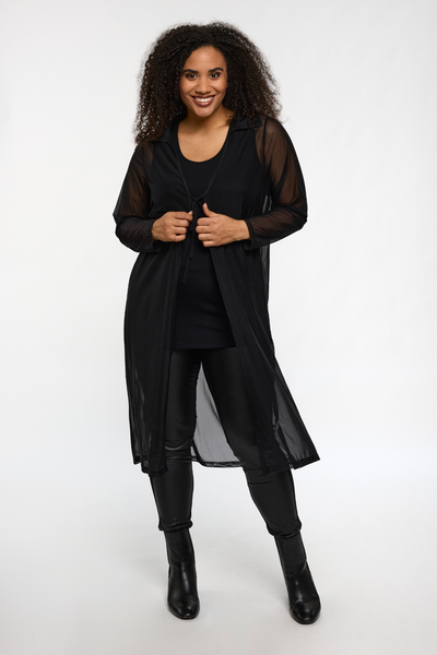 Model smiler iført Nana Cardigan Sort fra STUDIO – let og luftig pasform.