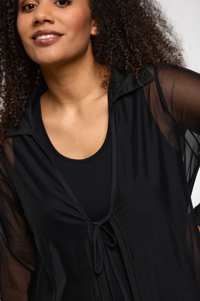 Nærbillede af Nana Cardigan Sort fra STUDIO – fine detaljer ved udskæring og bindebånd.