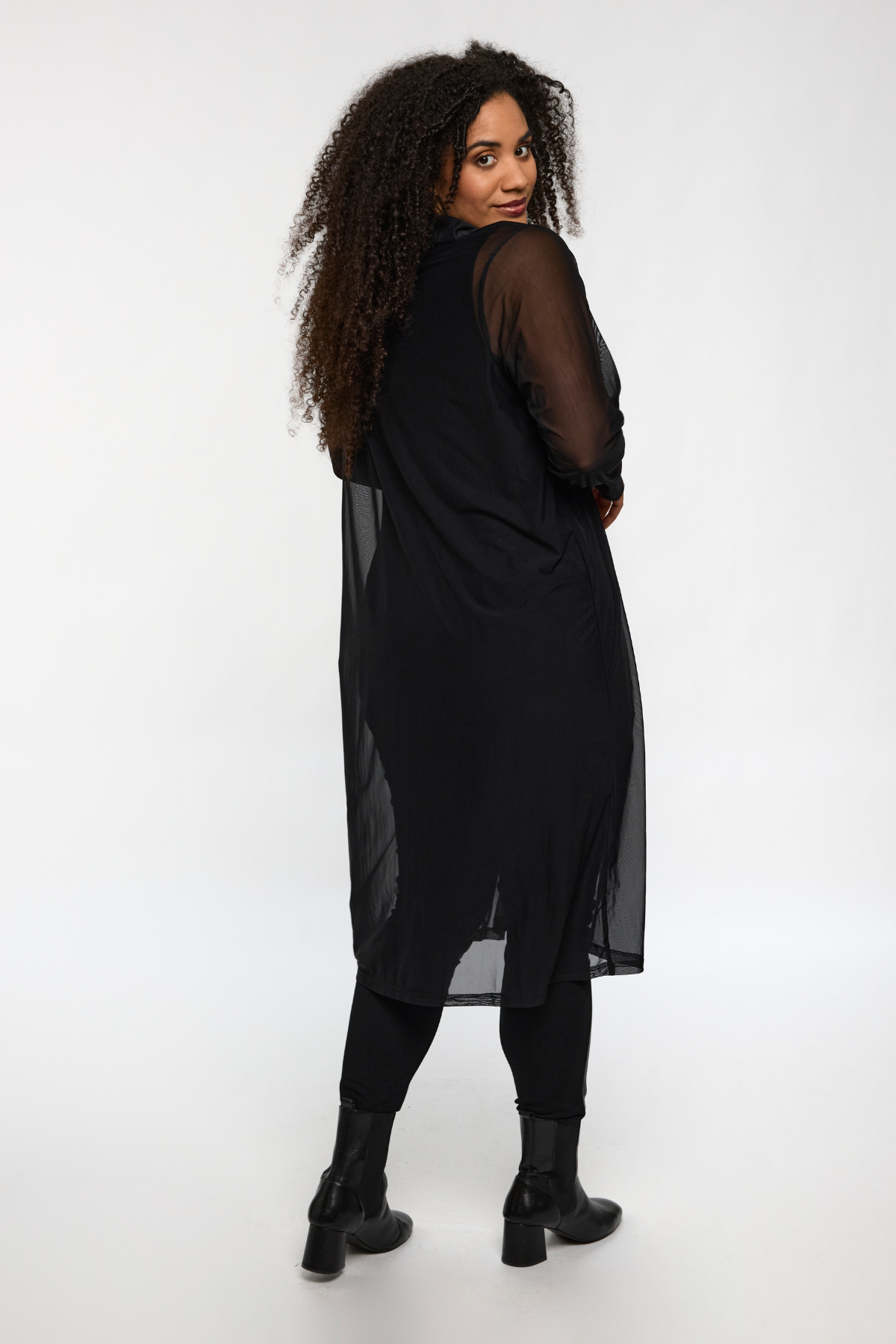 Nana Cardigan Sort fra STUDIO set bagfra – lang model i gennemsigtigt mesh.