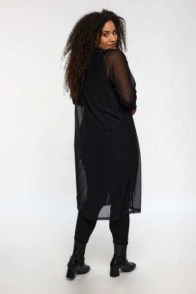 Nana Cardigan Sort fra STUDIO set bagfra – lang model i gennemsigtigt mesh.