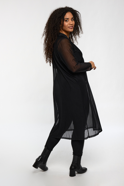 Nana Cardigan Sort fra STUDIO vist fra siden – transparent look og elegant fald.